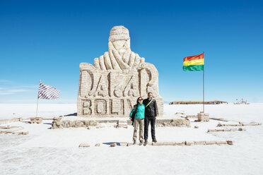 Bolivien, Atacama, Altiplano, Salar de Uyuni, Dakar Denkmal und Touristen - GEMF000694