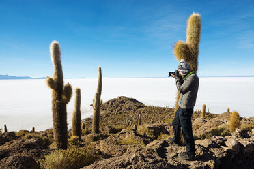 Bolivien, Atacama, Altiplano, Salar de Uyuni, Mann beim Fotografieren - GEMF000702