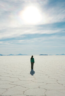 Bolivien, Atacama, Altiplano, Frau stehend im Salar de Uyuni - GEMF000709