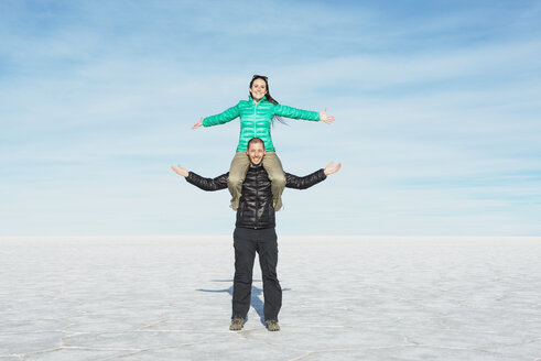 Bolivien, Salar de Uyuni, Paar, Frau sitzt auf den Schultern des Mannes - GEMF000712