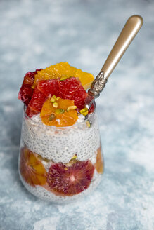 Chia Pudding und Orangenscheiben Blutorange und Grapefruit im Glas - SARF002540