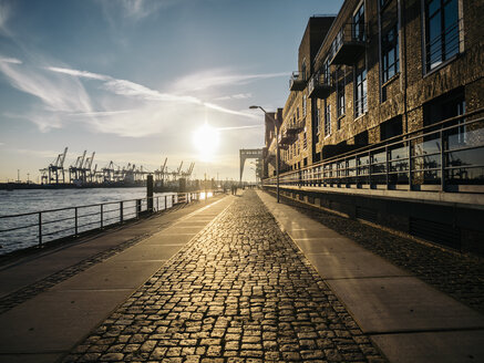 Deutschland, Hamburg, Sonnenuntergang am Hafen - KRPF001710