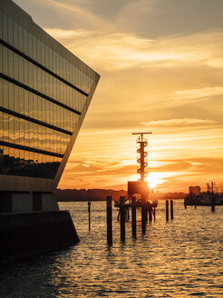 Deutschland, Hamburg, Sonnenuntergang und Bürogebäude Dockland - KRPF001711