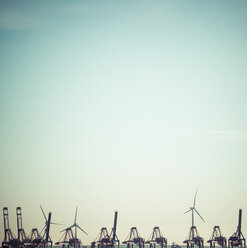 Deutschland, Hamburg, Hafen, Kräne und Windräder, copy space - KRPF001712