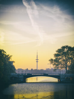 Deutschland, Hamburg, Heinrich-Hertz-Turm bei Sonnenuntergang, Außenalster - KRPF001714