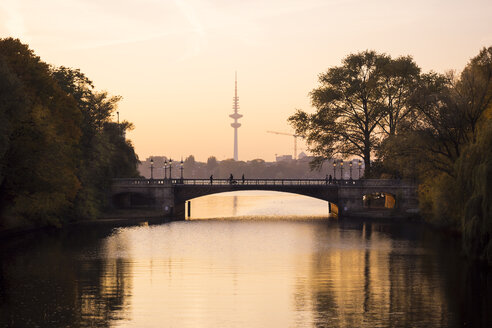 Deutschland, Hamburg, Heinrich-Hertz-Turm bei Sonnenuntergang, Außenalster - KRPF001715
