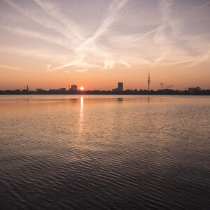 Deutschland, Hamburg, Außenalster bei Sonnenuntergang - KRPF001717