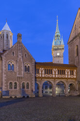 Deutschland, Braunschweig, Blick auf den Schlossplatz zur blauen Stunde - PVCF000755