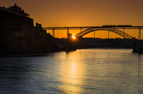 Portugal, Porto, Brücke Luiz I. und Fluss Douro bei Sonnenuntergang - AMF004752