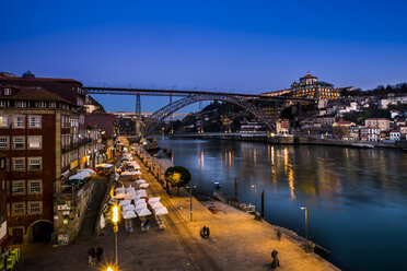 Portugal, Porto, Luiz I Brücke und Douro Fluss, Mosteiro da Serra do Pilar im Hintergrund am Abend - AMF004754