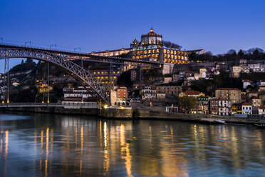 Portugal, Porto, Luiz I Brücke und Douro Fluss, Mosteiro da Serra do Pilar am Abend - AMF004755