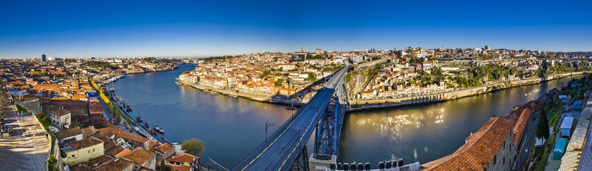 Portugal, Porto, Stadtbild von Vila Nova de Gaia aus gesehen - AMF004756