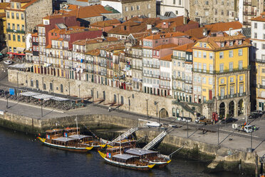 Portugal, Porto, Ufer des Flusses Douro, von Vila Nova de Gaia aus gesehen - AMF004757