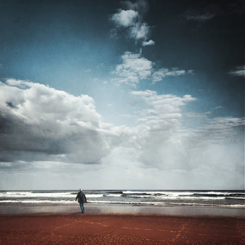 Frankreich, Contis-Plage, Mann, der am Strand spazieren geht und auf das Meer schaut, Struktureffekt, lizenzfreies Stockfoto