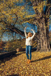 Frau genießt den Herbstwald - CHAF001566