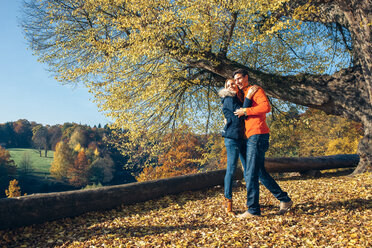 Glückliches Paar umarmt sich im Herbstwald - CHAF001570
