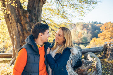 Glückliches Paar genießt den Herbst in einem Wald - CHAF001575