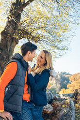Glückliches Paar genießt den Herbst in einem Wald - CHAF001576