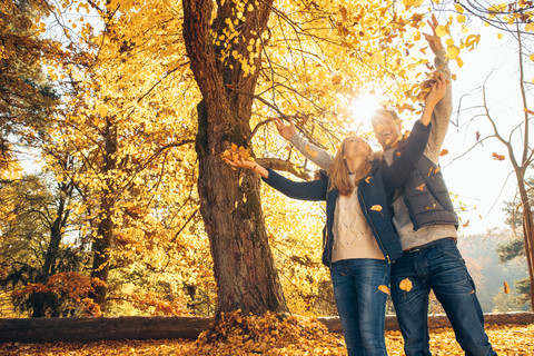 Glückliches Paar hat Spaß im Herbst in einem Wald, lizenzfreies Stockfoto