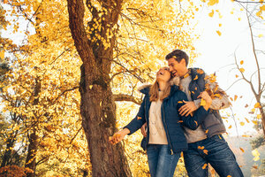 Glückliches Paar hat Spaß im Herbst in einem Wald - CHAF001587
