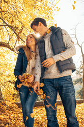 Glückliches Paar hat Spaß im Herbst in einem Wald - CHAF001589