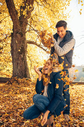 Glückliches Paar hat Spaß im Herbst in einem Wald - CHAF001591