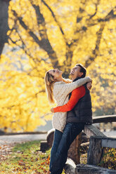 Glückliches Paar genießt den Herbst in einem Park - CHAF001632