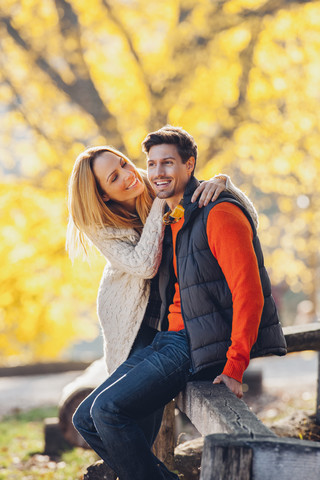Glückliches Paar genießt den Herbst in einem Park, lizenzfreies Stockfoto