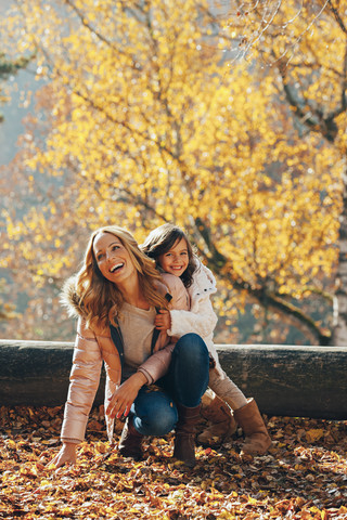 Glückliche Mutter und ihre kleine Tochter im Herbst, lizenzfreies Stockfoto