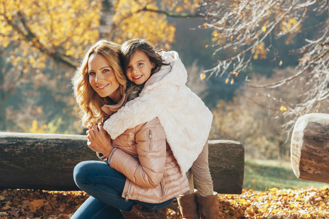 Porträt einer Mutter und ihrer kleinen Tochter im Herbst, lizenzfreies Stockfoto