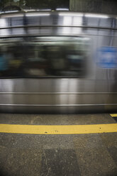 Brasilien, Rio de Janeiro, Warnlinie in einer U-Bahn-Station vor einer vorbeifahrenden U-Bahn - MAUF000239