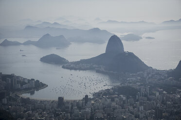 Brasilien, Rio de Janeiro, Blick auf die Stadt mit Zuckerhut - MAUF000242