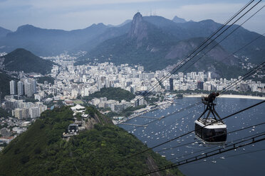 Brasilien, Rio de Janeiro, Blick auf die Stadt vom Zuckerhut mit Seilbahn im Vordergrund - MAUF000243