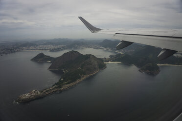 Brasilien, Rio de Janeiro, Blick auf die Stadt vom Flugzeug aus - MAUF000246