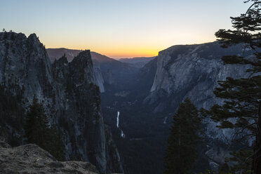 USA, Kalifornien, Landschaft im Yosemite-Nationalpark - NGF000284