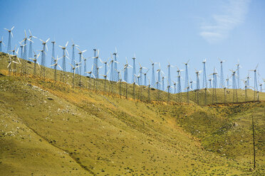 USA, Nevada, Windkraftanlagen auf einem Hügel - NGF000286