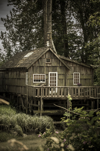 Kanada, British Columbia, Finn Slough, einsames Holzhaus am Fraser River, lizenzfreies Stockfoto