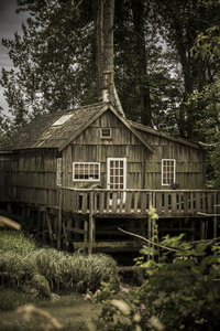 Kanada, British Columbia, Finn Slough, einsames Holzhaus am Fraser River - NGF000293