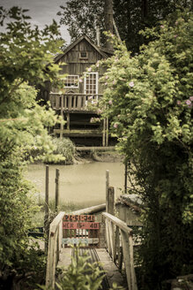 Kanada, British Columbia, Finn Slough, Steg und einsames Holzhaus am Fraser River - NGF000294