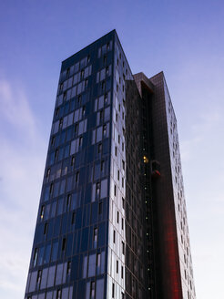 Deutschland, Hamburg, moderner Büroturm - KRPF001719