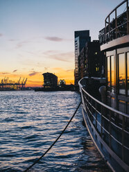 Deutschland, Hamburg, Sonnenuntergang spiegelt sich im Fenster eines Schiffes - KRPF001720