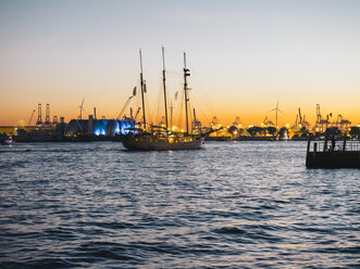 Deutschland, Hamburg, Hafen, Segelschiff am Abend - KRPF001723