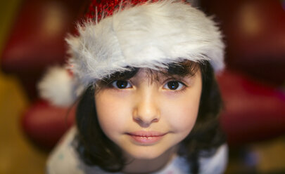 Porträt eines kleinen Mädchens mit Weihnachtsmütze - MGOF001363