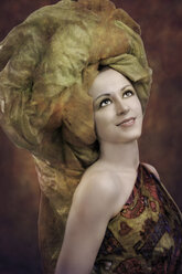 Porträt einer Frau mit Kopfbedeckung und schulterfreiem Kleid - VTF000509