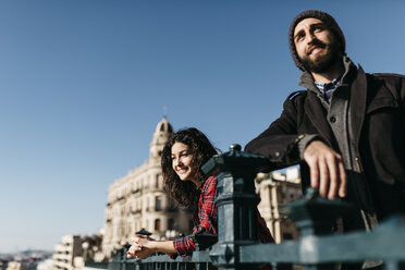 Spain, Tarragona, young couple exploring the city - JRFF000394