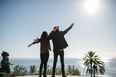Spanien, Tarragona, junges Paar genießt die Aussicht auf das Meer - JRFF000397