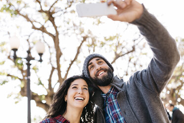 Junges glückliches Paar macht ein Selfie im Freien - JRFF000402