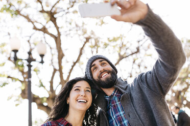 Young happy couple taking a selfie outdoors - JRFF000402