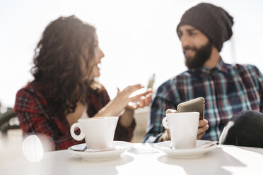 Junges Paar im Gespräch in einem Straßencafé - JRFF000410