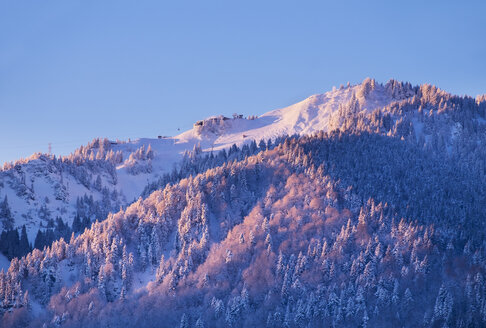 Deutschland, Oberbayern, Lenggries, Blick auf das Brauneck in der morgendlichen Dämmerung - SIEF006938